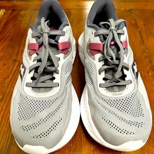 Women's US SZ 9.5 great condition barely worn PWRRUN Saucony runners.